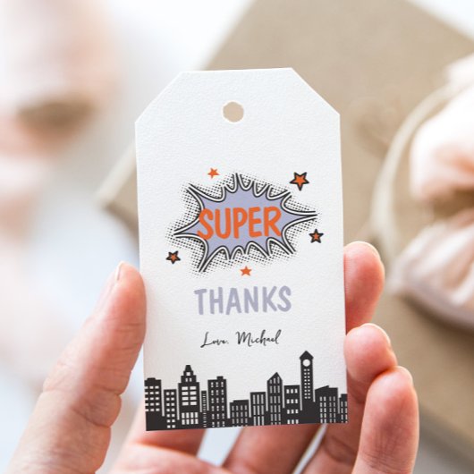 Paarse stripboek superheld verjaardag cadeaulabel