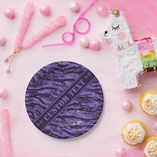 Paarse striped camo met aangepaste tekst papieren bordje (Feest)