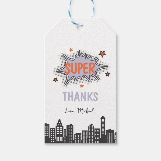 Paarse stripheld verjaardag cadeaulabel (Voorkant)