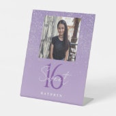 Paarse Sweet 16 Custom Name Foto Reclamebord Met Voetstuk (Voorkant)