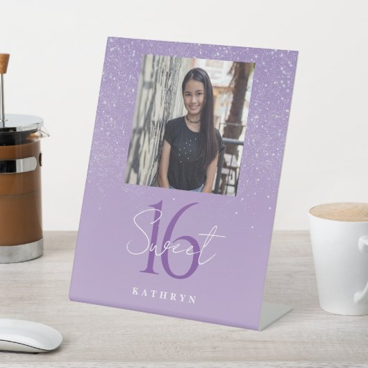 Paarse Sweet 16 Custom Name Foto Reclamebord Met Voetstuk (Insitu)