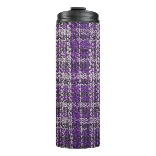 Paarse tartan stof: gestructureerde achtergrond. thermosbeker