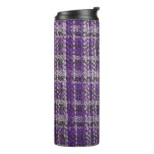 Paarse tartan stof: gestructureerde achtergrond. thermosbeker (Gedraaid links)