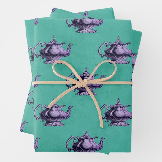 Paarse Teapots op Blauwgroen Inpakpapier Vel (In situ)
