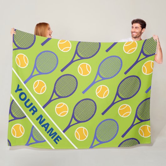 🎾 Paarse tennisrackets op groen, aangepaste naam Fleece Deken (In situ)
