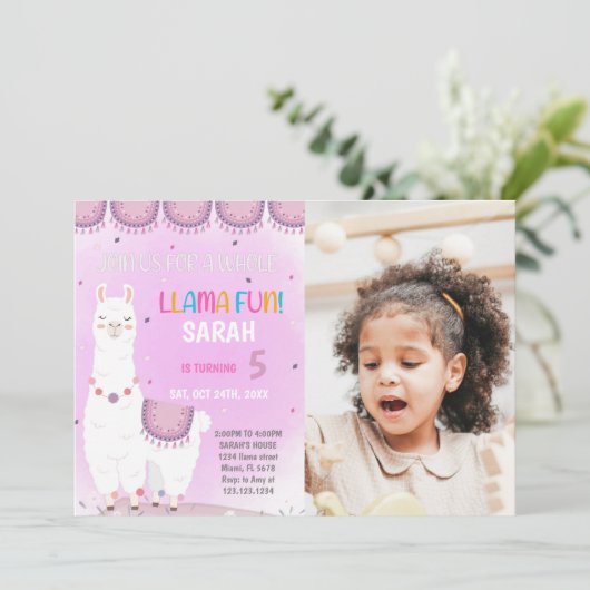 Paarse terug Llama Verjaardagsuitnodigingen met Fo Kaart (Staand voorkant)
