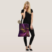 Paarse tinten Abstract Flower Fantasy Tote Bag (Op model)