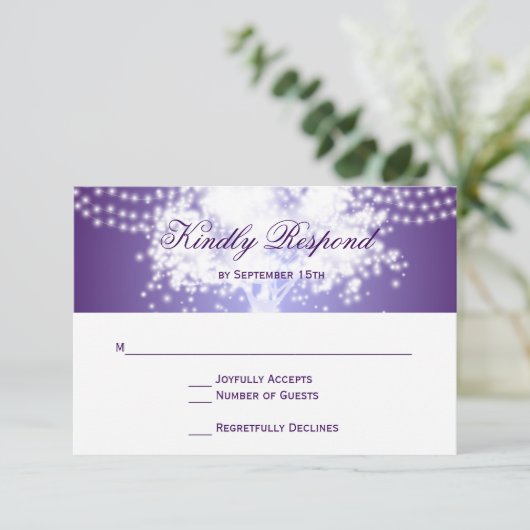 Paarse Tree String Lights Wedding RSVP Kaarten (Staand voorkant)