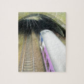 Paarse trein, spoorbaan, tunnel, reizen legpuzzel (Verticaal)