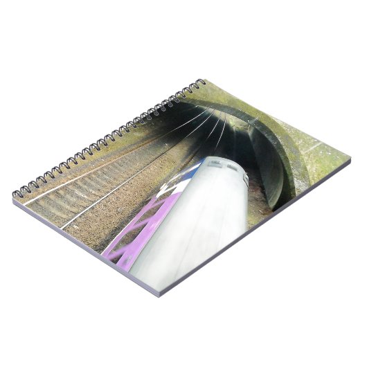 Paarse trein, spoorbaan, tunnel, reizen notitieboek (Linkerzijde)