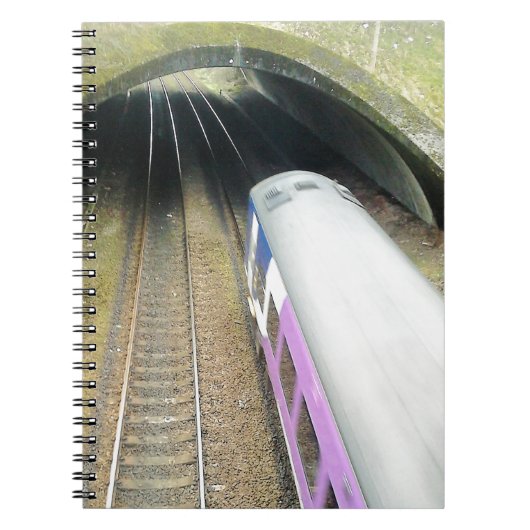 Paarse trein, spoorbaan, tunnel, reizen notitieboek (Voorkant)