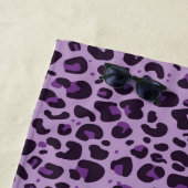 Paarse trendy luipaardprint met naam strandlaken (In situ)