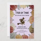 Paarse Trick or treat Spooky Flying Witch Pumpkins Feestdagenkaart (Voorkant)