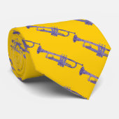 Paarse trompetkettingen op goud stropdas (Opgerold)