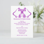 Paarse trouwuitnodigingsbellen en lint kaart (Staand voorkant)