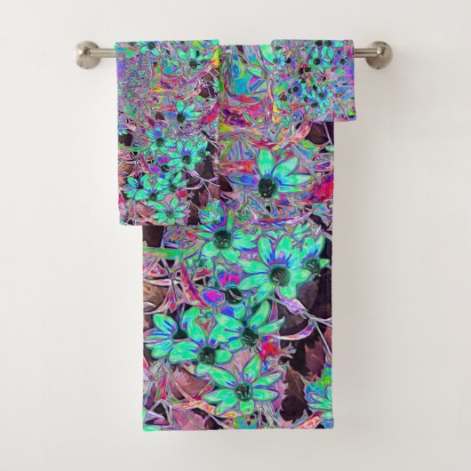 Paarse tuin met Psychedelic Aquamarine Flowers Bad Handdoek (Insitu)