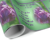 Paarse tulp bloemenbruiloft gepersonaliseerd cadeaupapier (Rol Hoek)
