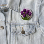 Paarse tulp broche ronde button 5,7 cm (In situ)
