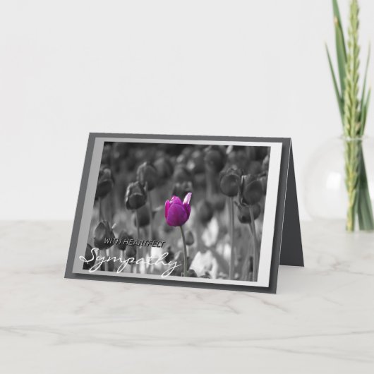 Paarse tulp met oprechte condoleances en sympathie kaart (Voorkant)