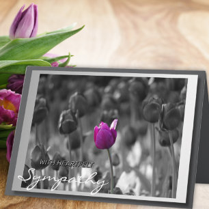 Paarse tulp met oprechte condoleances en sympathie kaart