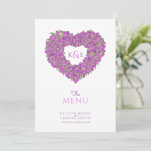Paarse tulpen hart krans monogram trouwmenu menu (Staand voorkant)