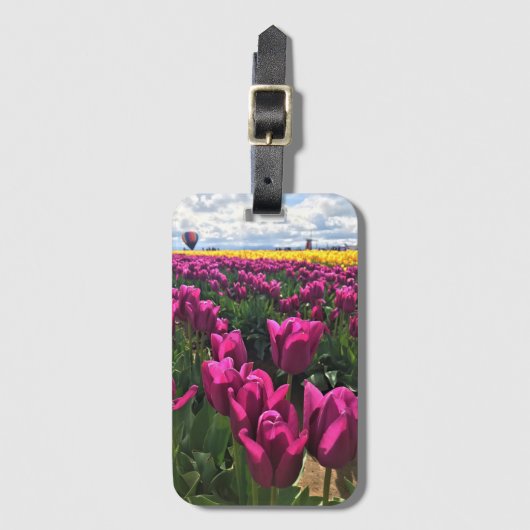 Paarse Tulpen in een veld met een luchtballon Bagagelabel (Voorkant (verticaal))