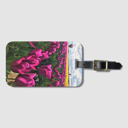 Paarse Tulpen in een veld met een luchtballon Bagagelabel (Voorkant (horizontaal))