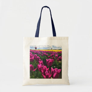 Paarse Tulpen in een veld met een luchtballon Tote Bag