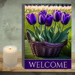 Paarse Tulpen in Wicker Basket Welcome Houten Kist Print<br><div class="desc">Dit houten doosje met elegante donkerpaarse tulpen in een mandje van de teenwilgen kan worden gepersonaliseerd met de gewenste zin of naam. Ideaal voor een bruiloft,  een verjaardag of een cadeau voor huisopwarming.</div>