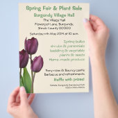 Paarse tulpen lente- of plant-verkoop flyer (Hand)