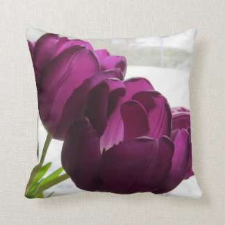 Paarse Tulpen met een sneeuwige achterkant Kussen