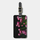 Paarse tulpen op zwart bagagelabel (Voorkant verticaal)