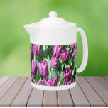 Paarse Tulpen Theepot<br><div class="desc">Witte keramische theepot met deksel dat is voorzien van het fotoafbeelding van een tuin van ,  paarse Tulp-bloei. Een mooi,  bloemetjesontwerp!</div>