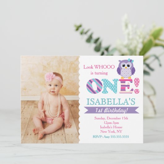 Paarse uil verjaardagsfeestje uitnodigingen voor m (Staand voorkant)