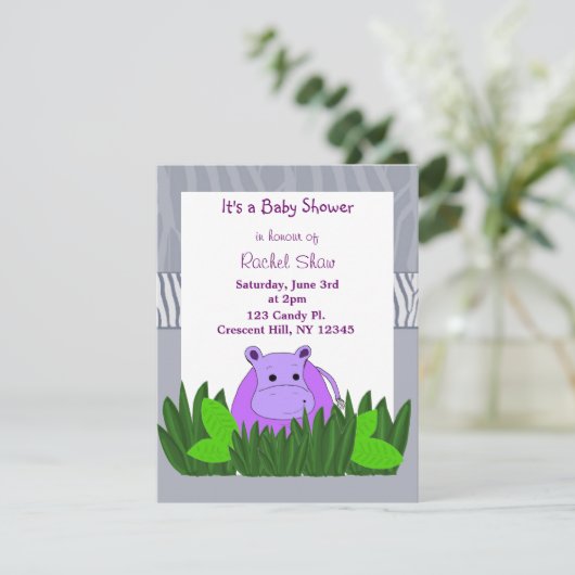 Paarse uitnodiging tot het Baby shower Hippo (Staand voorkant)