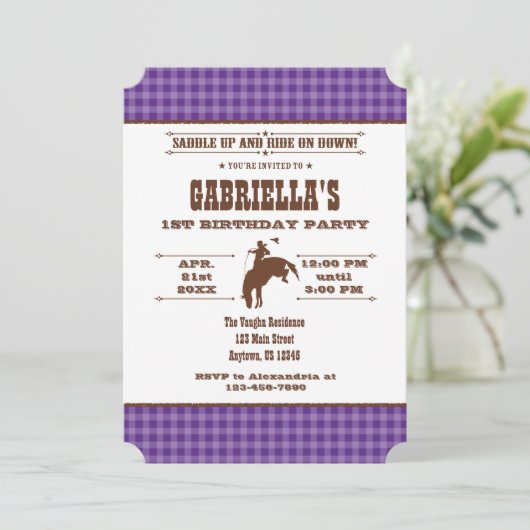 Paarse uitnodiging tot het indienen van een uitnod (Staand voorkant)