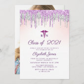 paarse uitnodiging voor afgestudeerden verpleegkun (Voorkant / Achterkant)