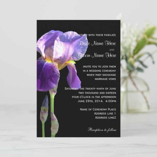 Paarse uitnodiging voor de bruiloft van irisbloem (Staand voorkant)