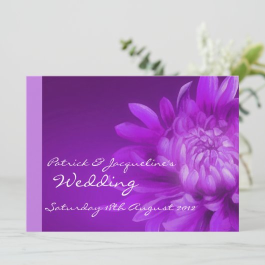 Paarse uitnodiging voor een bruiloft (Staand voorkant)