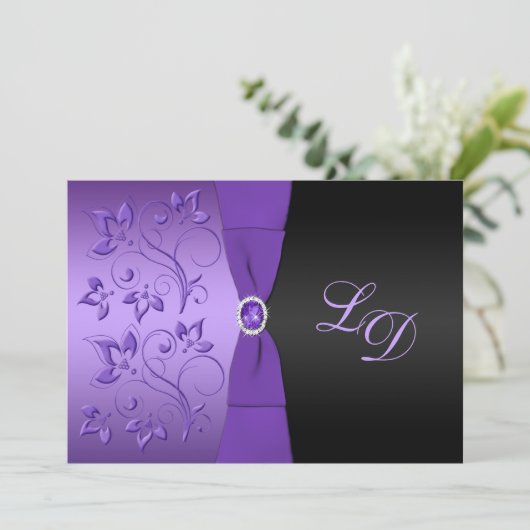 Paarse uitnodiging voor het uitzenden van een conc (Staand voorkant)