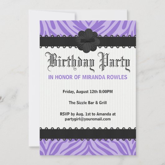 Paarse uitnodigingen van de Birthday Partij in het (Voorkant)