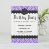 Paarse uitnodigingen van de Birthday Partij in het (Staand voorkant)