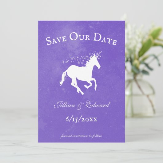 Paarse Unicorn bewaart de aankondiging van de datu (Staand voorkant)