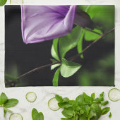 Paarse ventilator op groene achtergrond theedoek (Gevouwen)