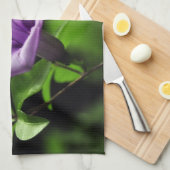Paarse ventilator op groene achtergrond theedoek (Quarter Fold)