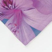 Paarse ventilator op zilvergrijze rugzak fleece deken (Hoek)