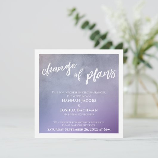 Paarse verandering van plannen uitgestelde bruilof kaart (Staand voorkant)