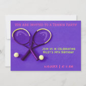 Paarse verjaardagsfeestje rackets en tennisballen kaart (Voorkant)