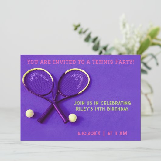 Paarse verjaardagsfeestje rackets en tennisballen kaart (Staand voorkant)