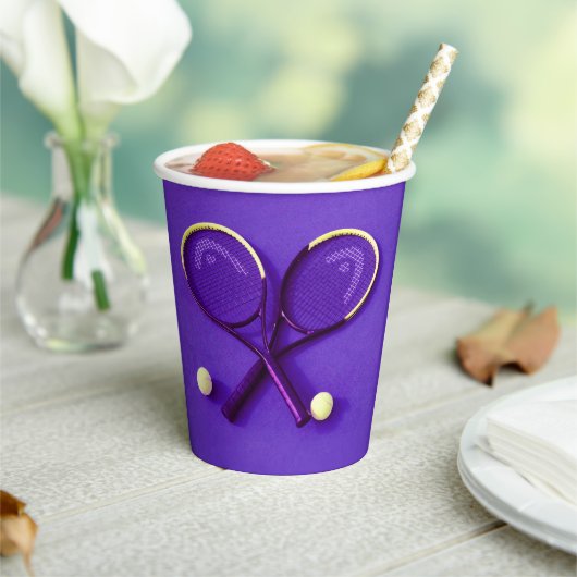 Paarse verjaardagsfeestje rackets en tennisballen papieren bekers (Insitu)